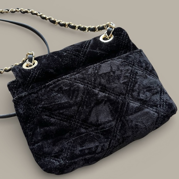 Betsey Johnson Black Velvet Quilted Crossbody Bag Chain Strap Coin AirPods Pouch - Picture 7 of 12